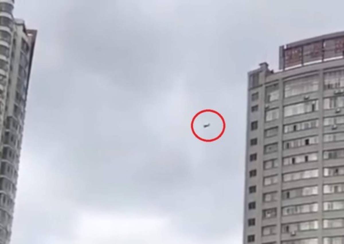 Unas de las personas grabó con su celular la peligrosa hazaña del hombre en China.