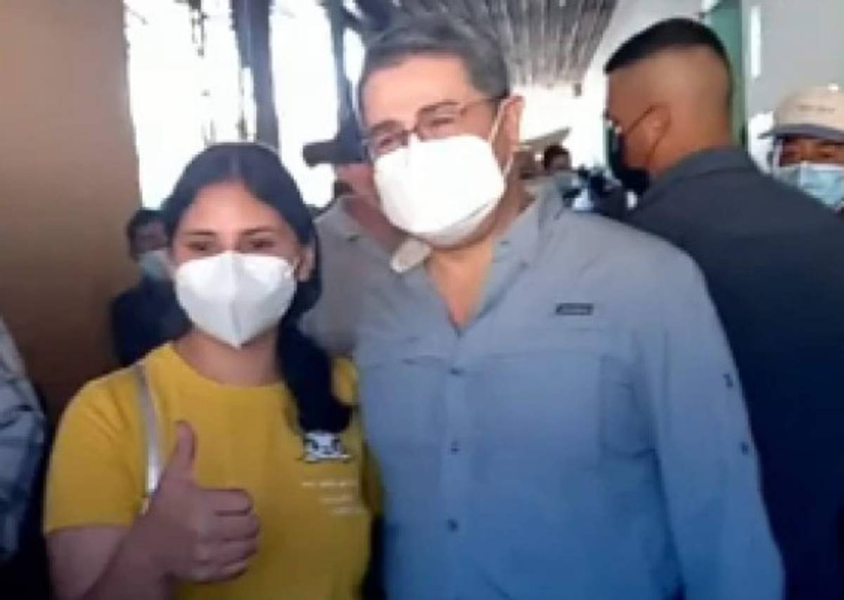 Rodeado de simpatizantes y en total secretividad: Así votó el presidente Hernández en las primarias
