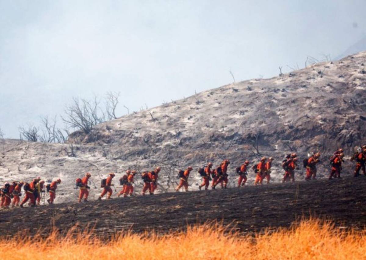 Sin lluvias a la vista y mucho calor, California encara más fuego  