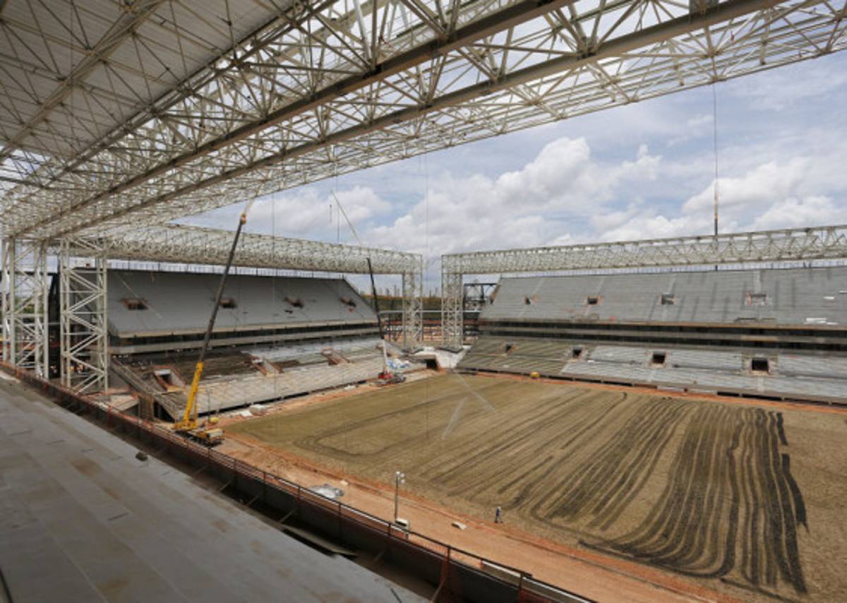 El césped, otro dolor de cabeza para el Mundial de Brasil