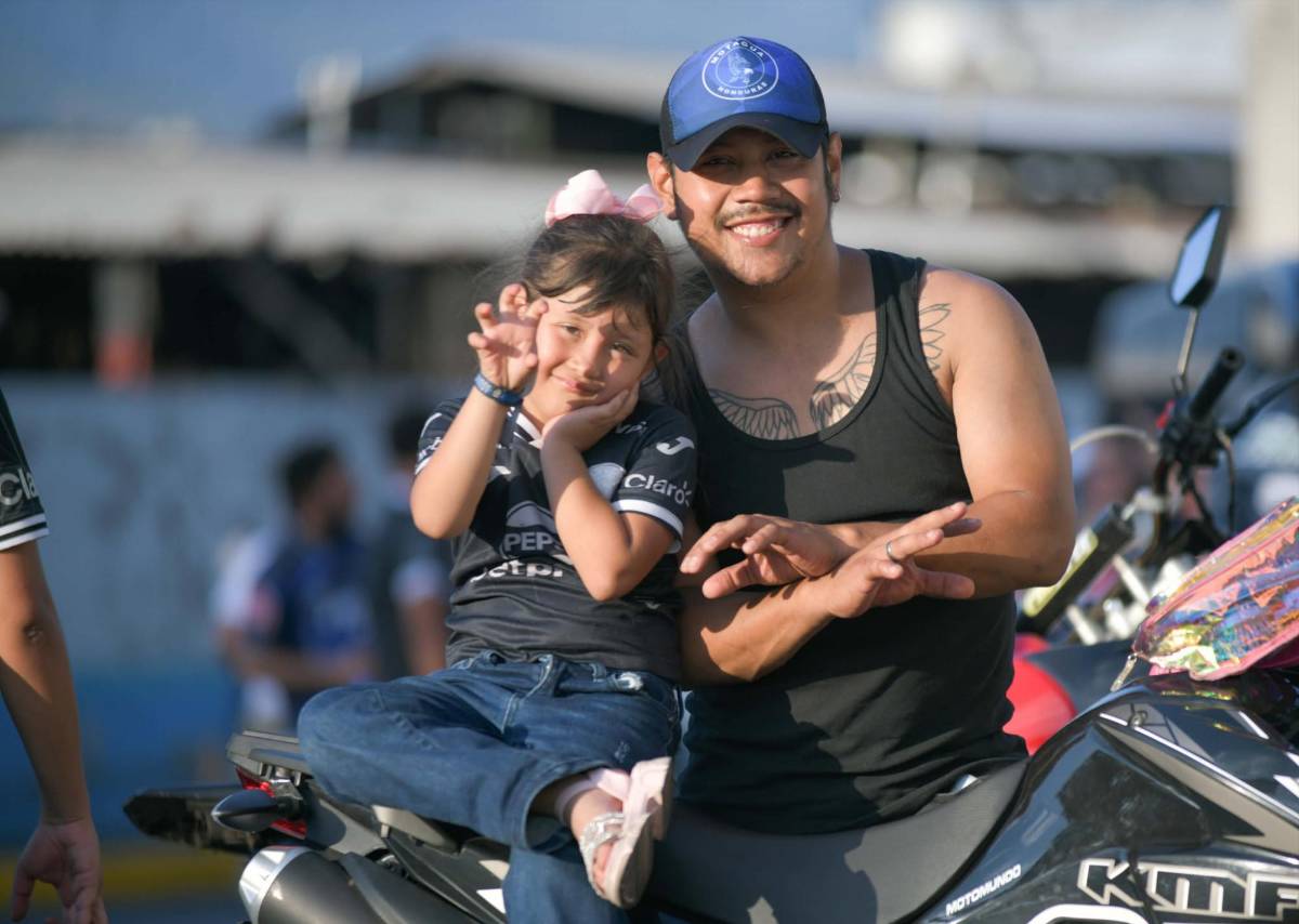 Lindas chicas, exministro sorprende y gesto de Javier López: Ambiente en el Motagua vs Génesis PN