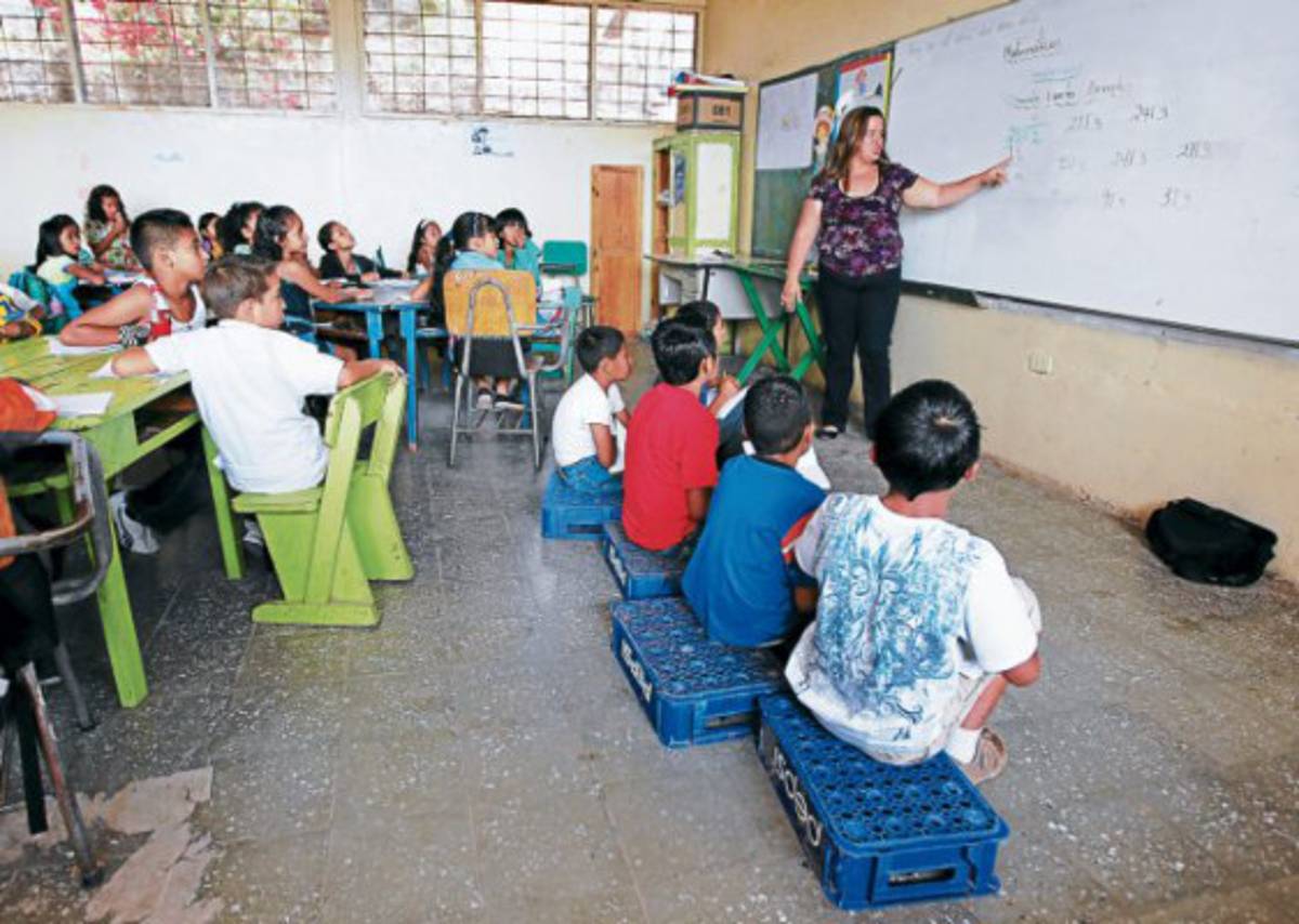 En cajas de plástico y hasta acostados reciben clases en la Naciones Unidas