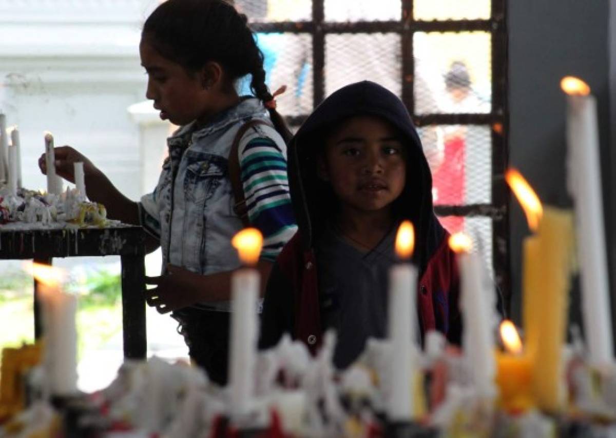 Llenos de fervor, pequeños devotos se postran ante la Virgen de Suyapa