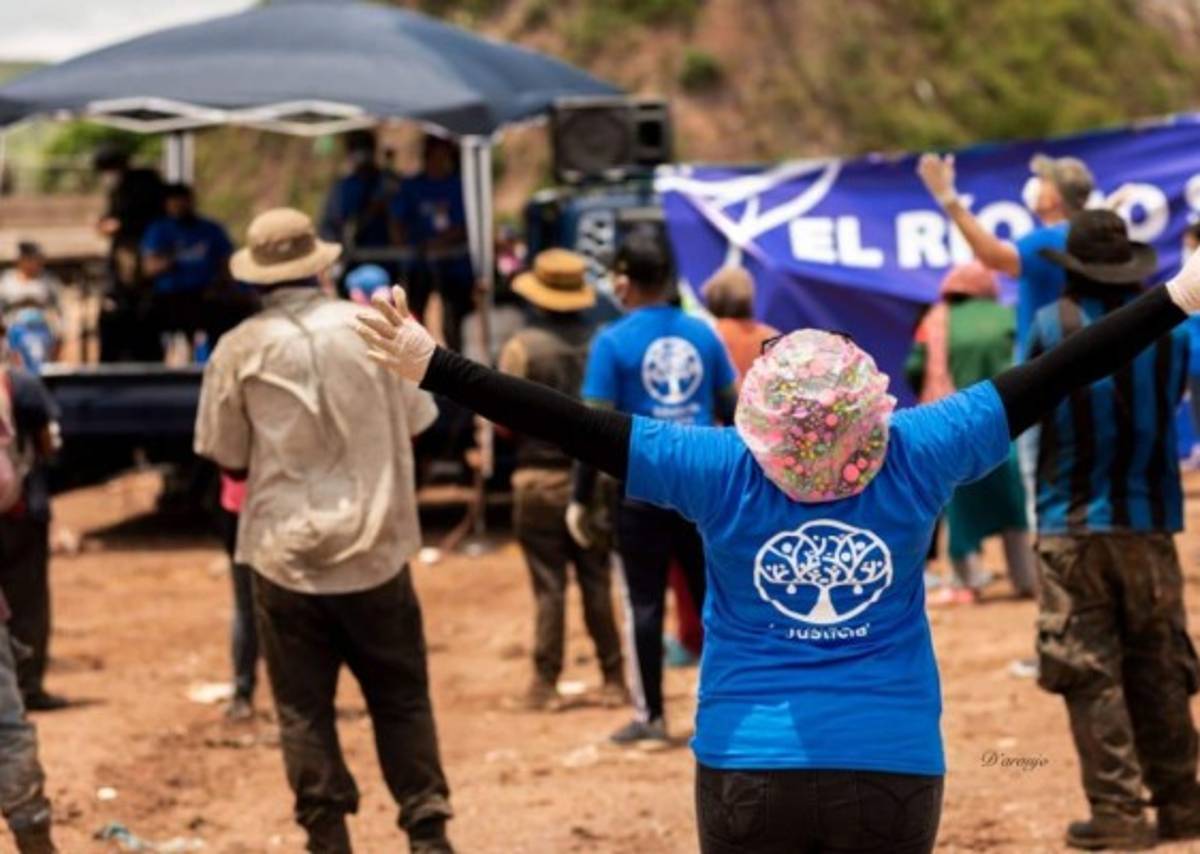 Familias del crematorio municipal reciben donativo de la iglesia de Dante Gebel  