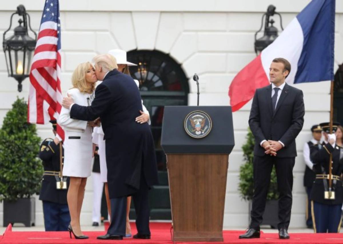 El atento saludo de Macron con Melania Trump y el cariñoso beso a su esposa