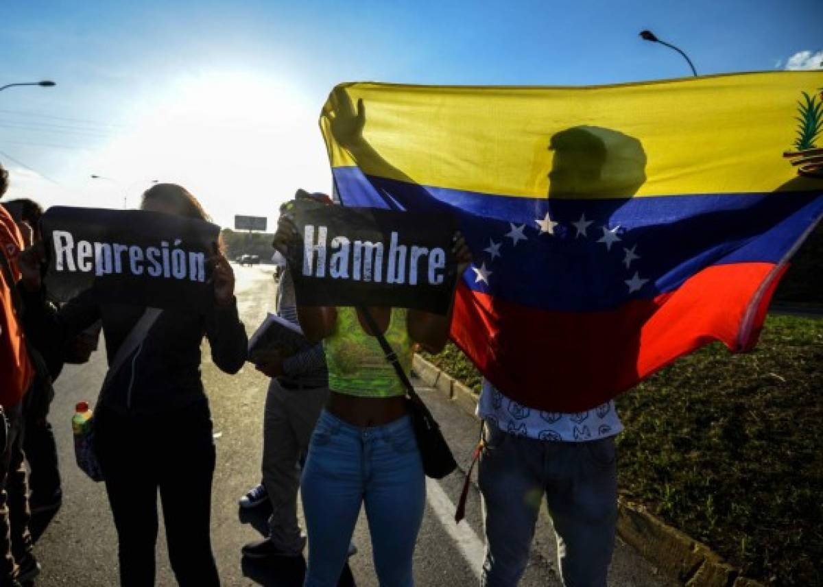 Los estudiantes participan en una protesta contra el presidente venezolano Nicola Maduro en la carretera principal de Caracas (Foto: Agencia AFP)