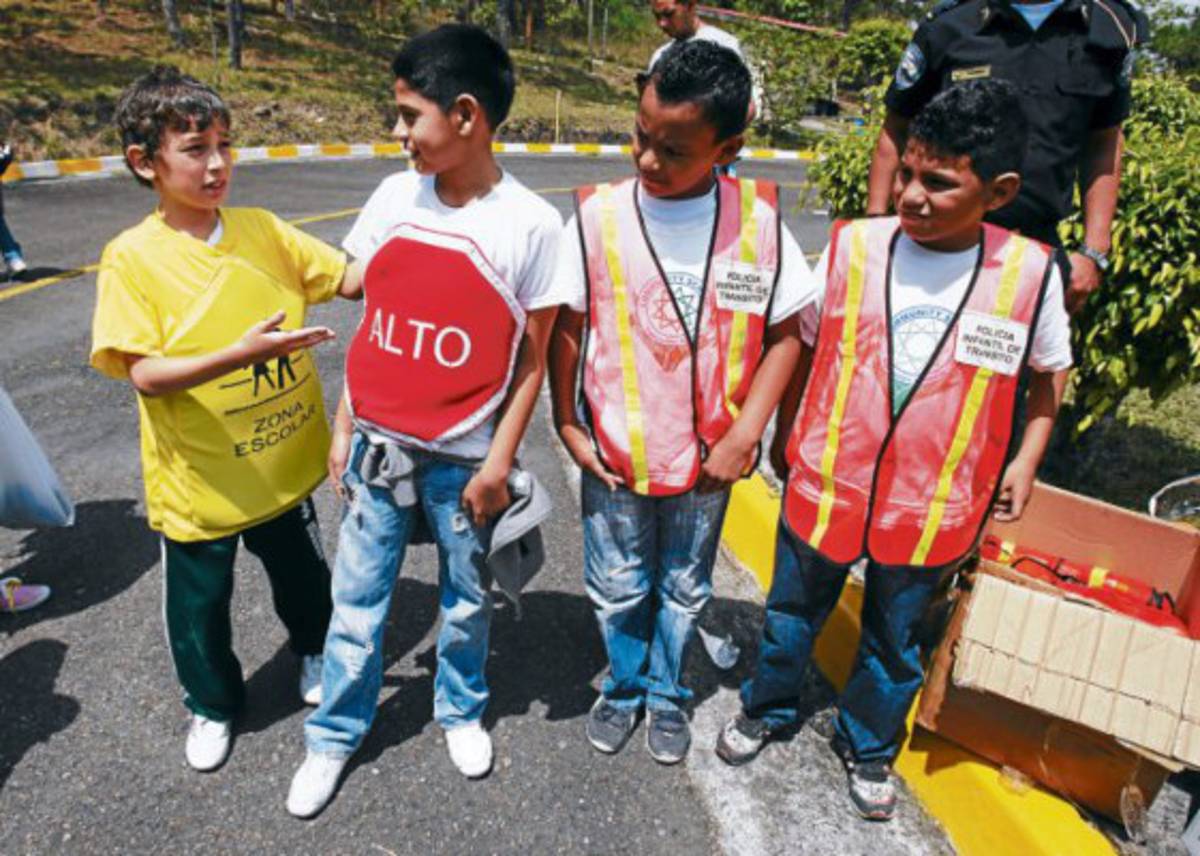 Escolares practican la educación vial