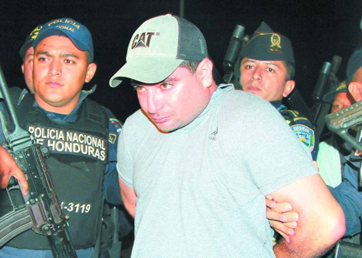 Renuncia abogado de Plutarco Ruiz