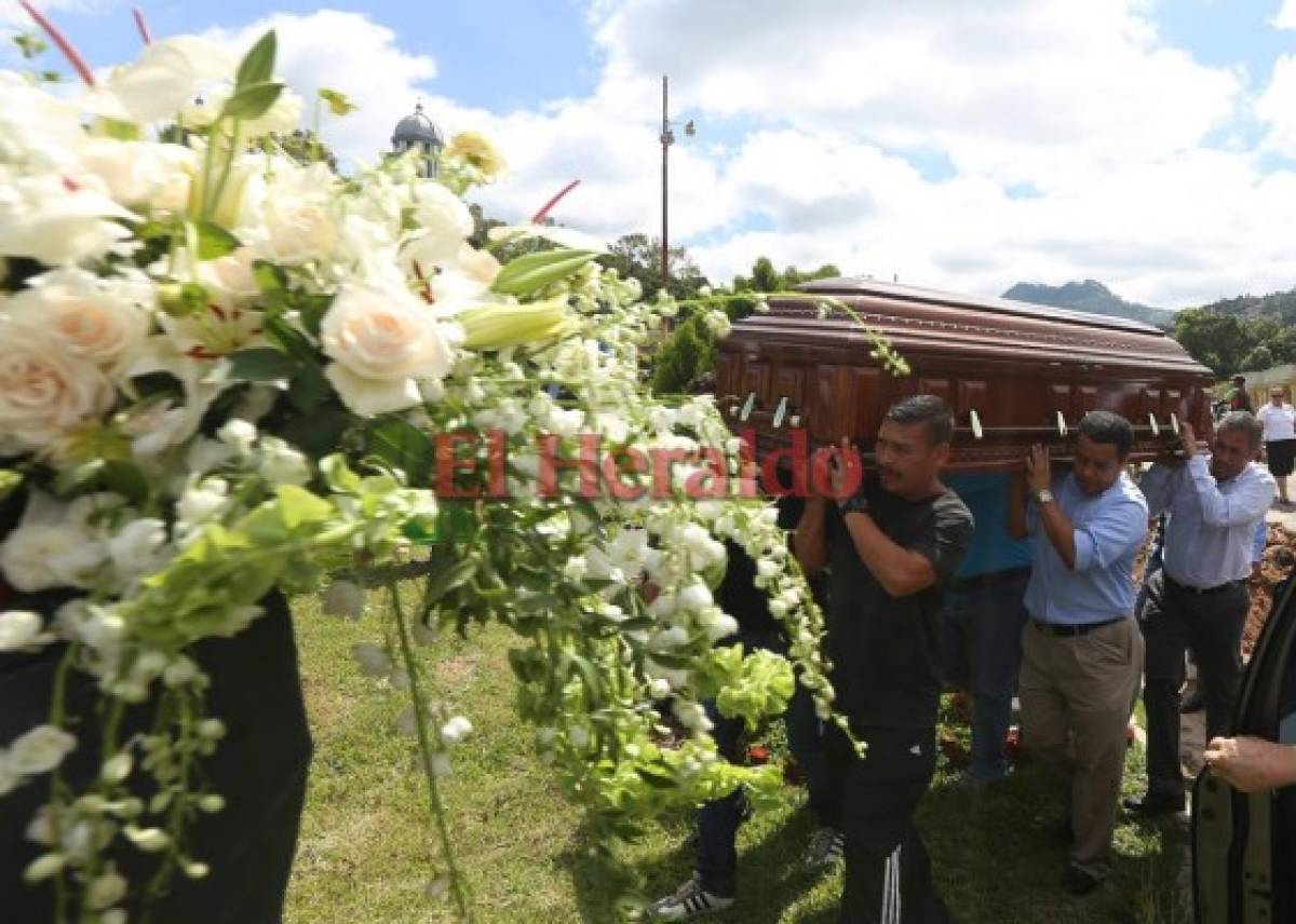 Un doloroso adiós en funeral de Henry Mahomar