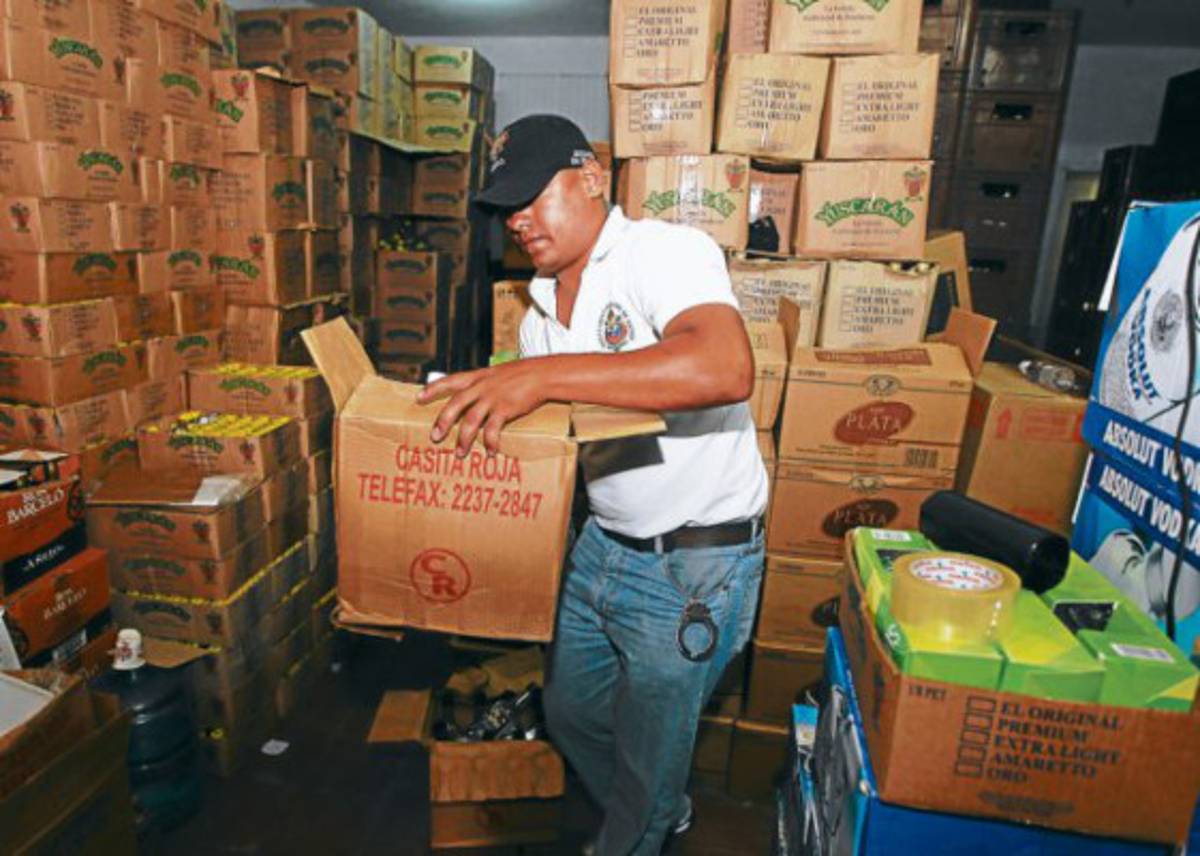 Juzgado de Policía decomisa 600 litros de licor adulterado