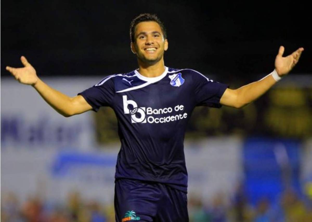 Cristopher Anariba, jugador del Honduras de El progreso, vende sus asados mientras su equipo prepara la final