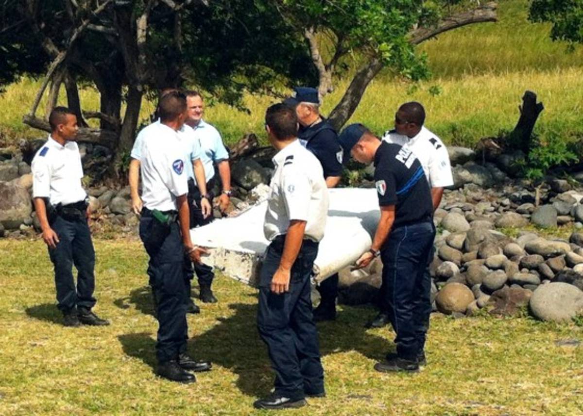 Resto de avión encontrado en isla de la Reunión relanza el enigma del vuelo MH370