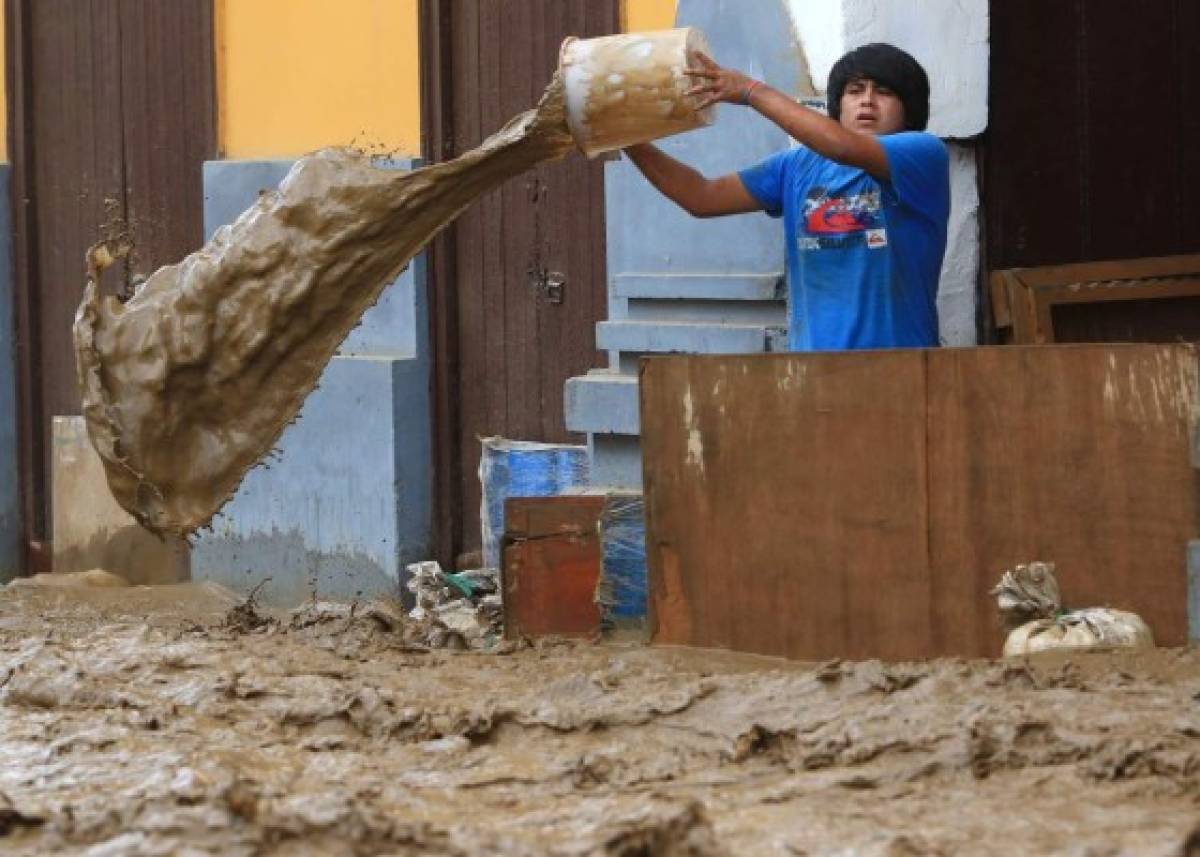 Perú intenta emerger del lodo pero lluvias arrecian en el norte  