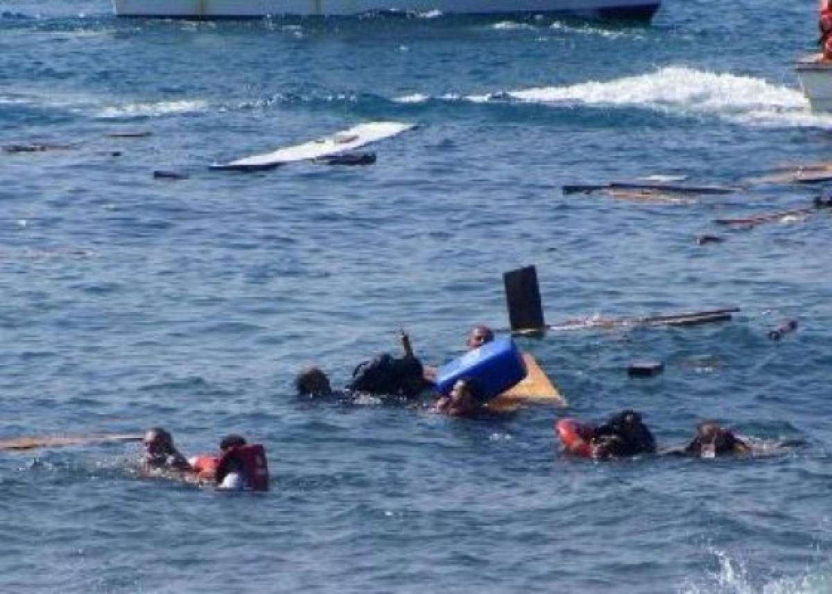 Rescatan a 21 migrantes tras naufragio en Grecia
