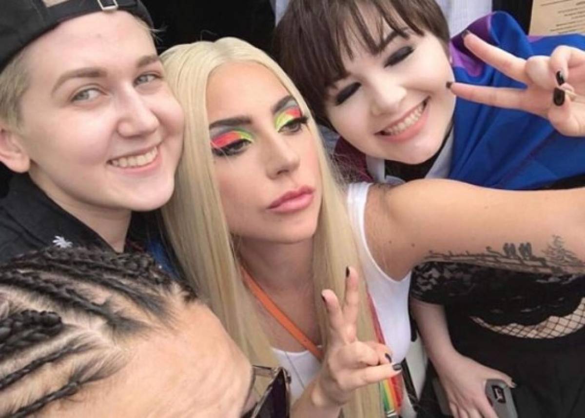 Lady Gaga enamora en Instagram con colorido atuendo inspirado en la comunidad Lésbico Gay