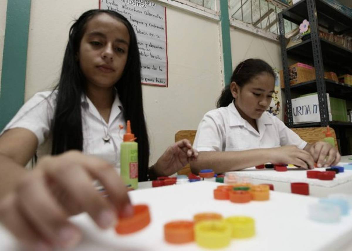 Estudiantes elaboran cuadros decorativos con tapones de refrescos