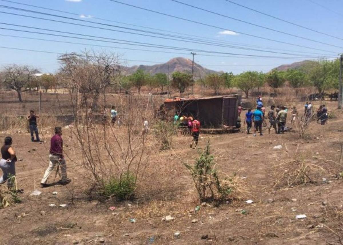 Choque entre furgón y bus deja un muerto y varios extranjeros heridos en zona sur