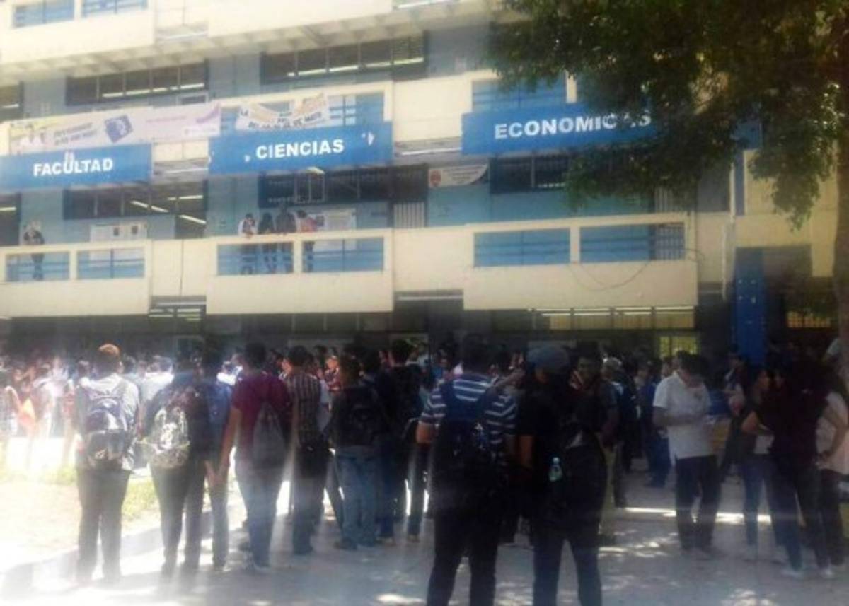 Docente y alumnos madrugan para tomar aula de clases