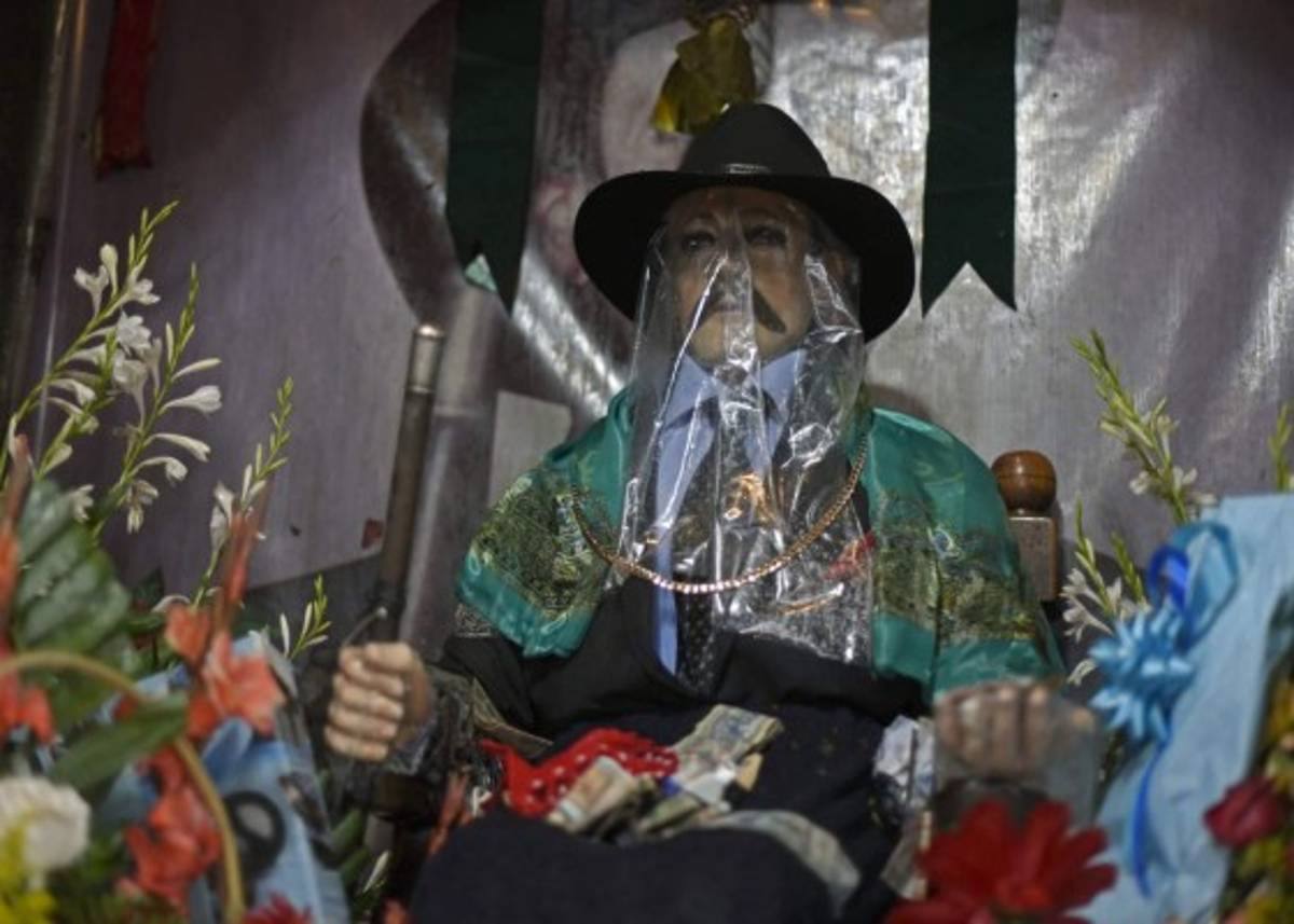 Guatemaltecos rinden culto a santo que veneran pandilleros y prostitutas