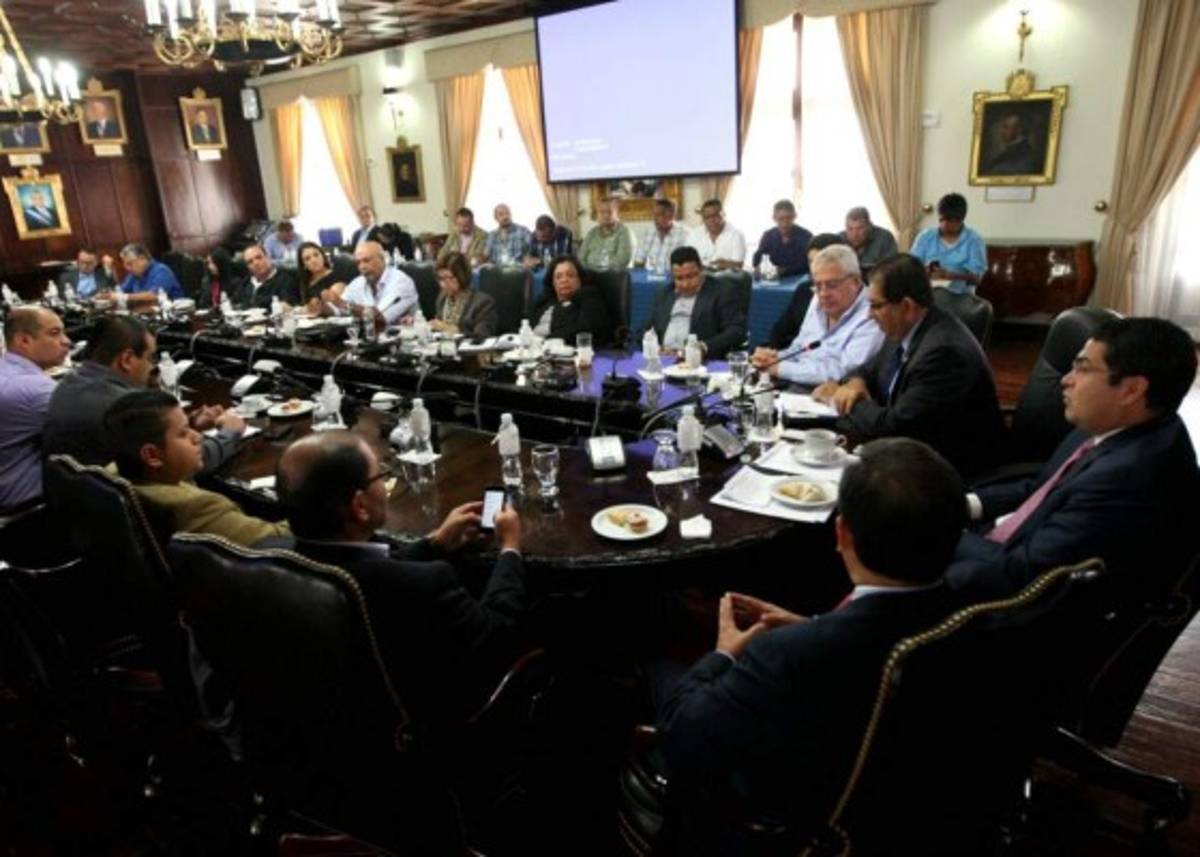 Presidente de Honduras se reúne con diversos sectores