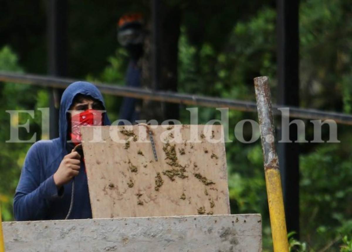 Miembros del MEU protestan frente a UNAH tras dilatarse elección de nueva Junta Universitaria