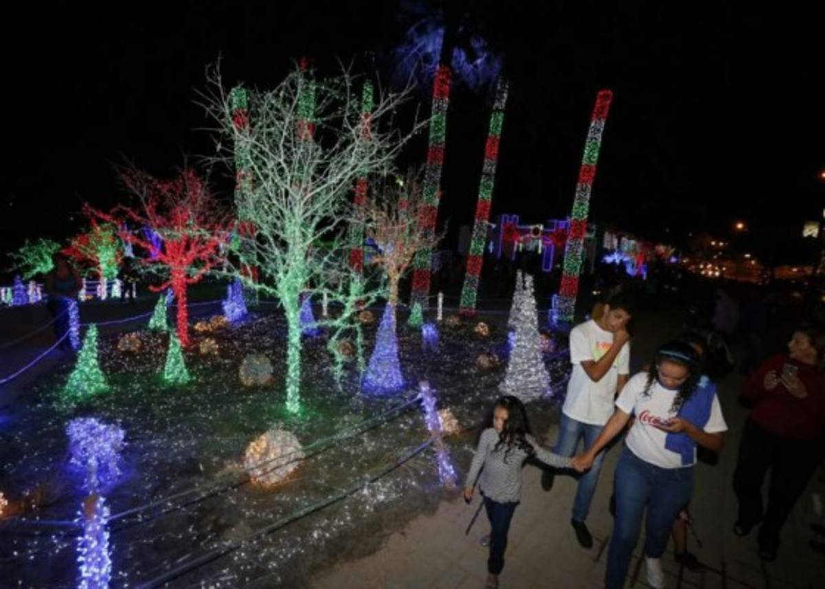 Inauguran colorida Villa Navideña en Tegucigalpa