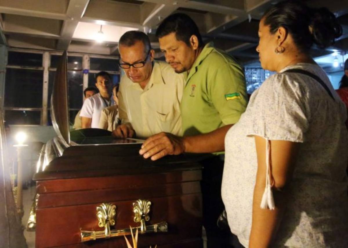 Anoche sus restos fueron velados en las instalaciones del centro de salud Alonso Suazo de la capital.