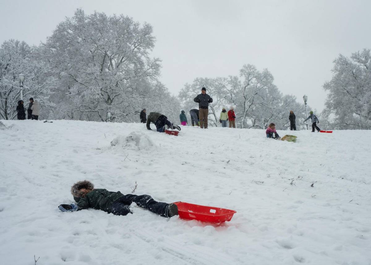 Tormenta de nieve afecta Nueva York: vuelos suspendidos y alerta en los cinco distritos