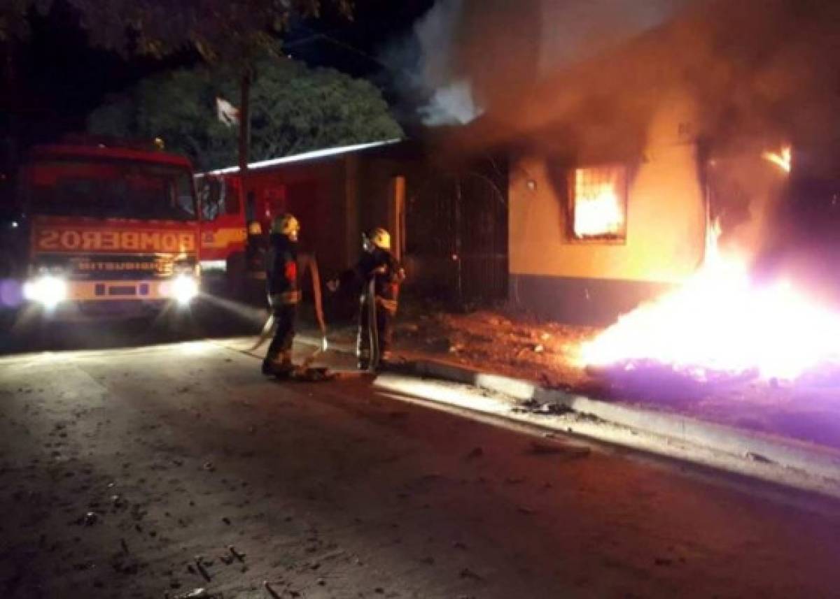 Pobladores de Macuelizo queman posta policial por muerte de un joven