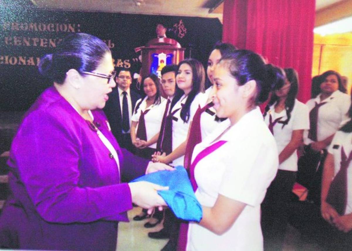 Leyla Flores: Duele cerrar una institución que formó maestros