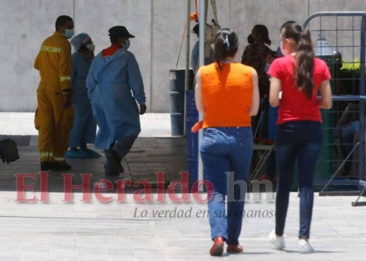 En el Centro Cívico Gubernamental (CGG) buscaban espacio en los pasillos para atender a los pacientes por la alta demanda.