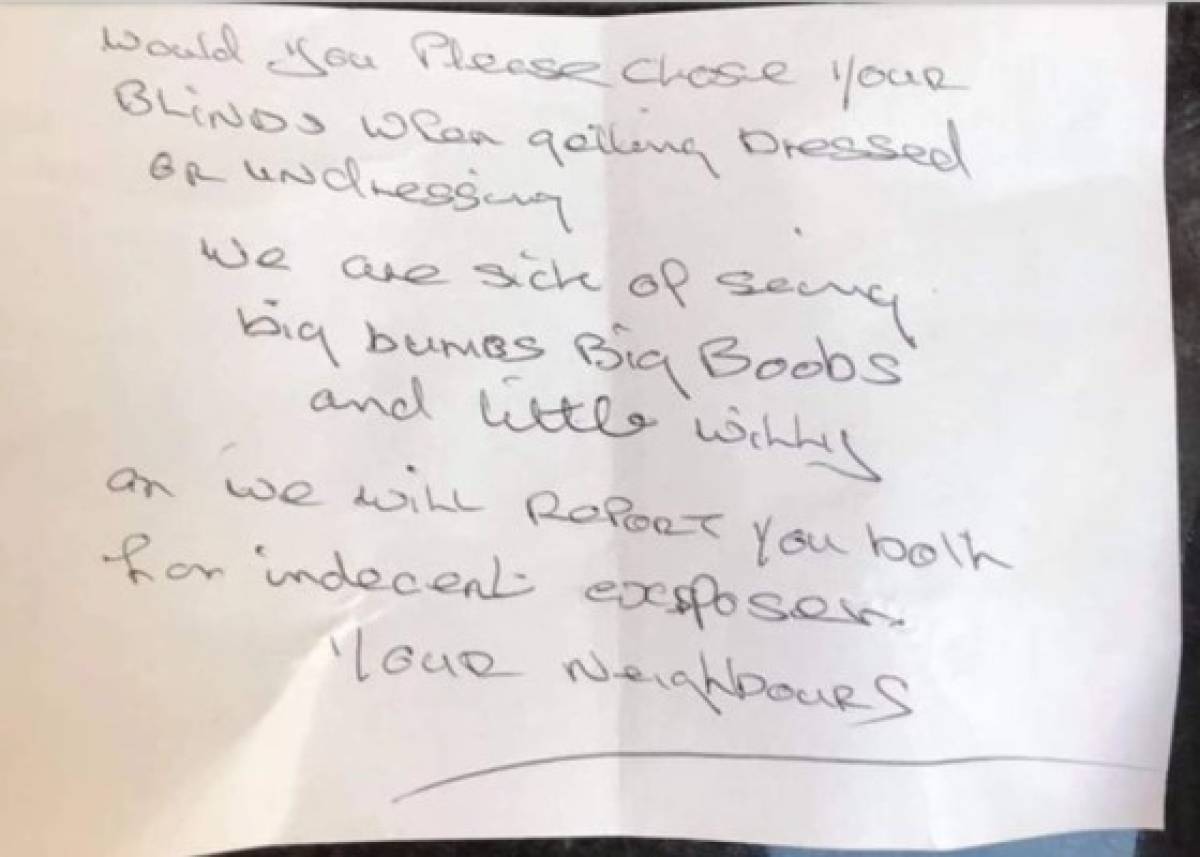 Esta es la nota escrita por los vecinos anónimos y dejada en la puerta de la pareja.