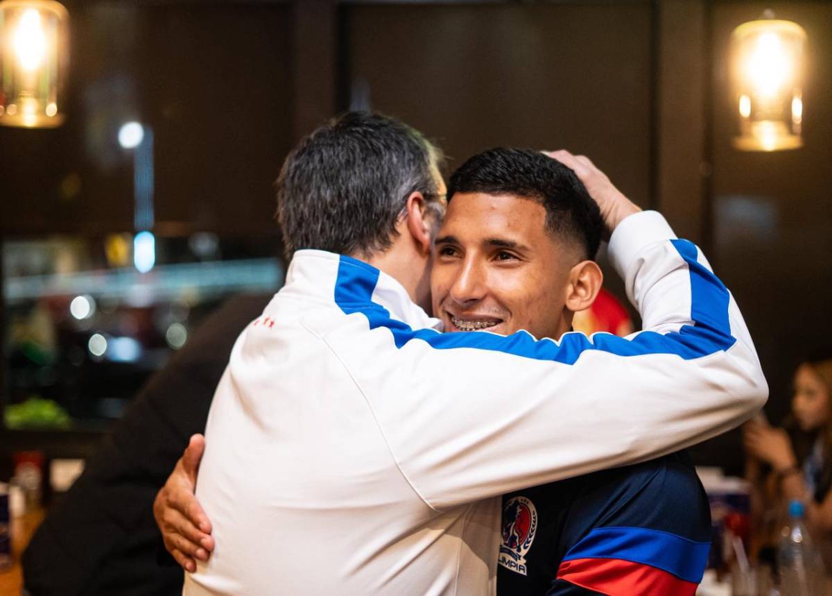 Ex jugador de Motagua se filtra en exclusiva celebración del Olimpia por el título 40