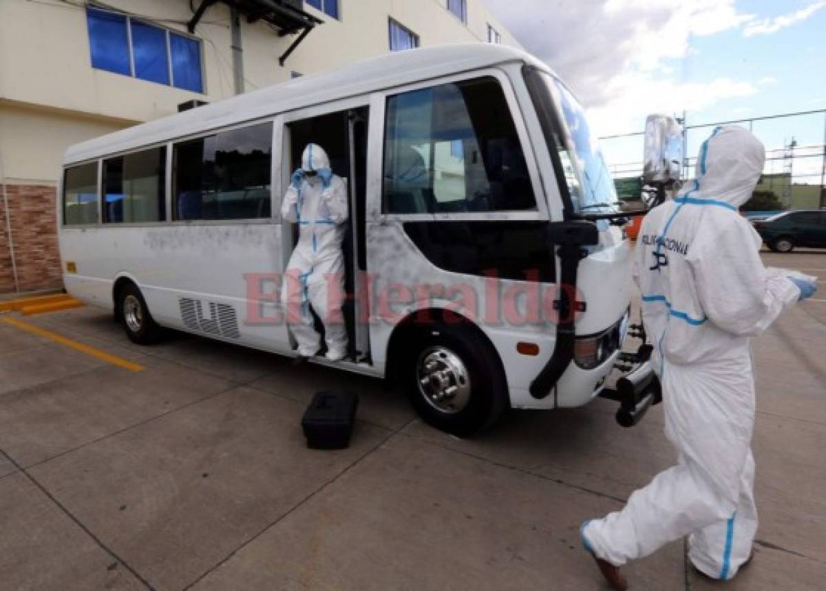 Hallan rastros de sangre en bus ejecutivo decomisado por vínculos con masacre de la colonia El Carrizal