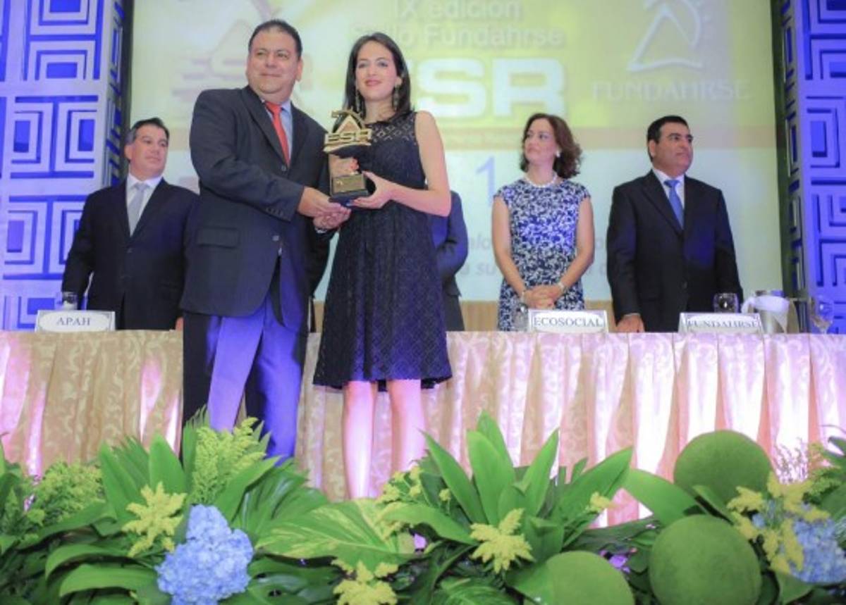 Lacthosa recibe premio por responsabilidad social