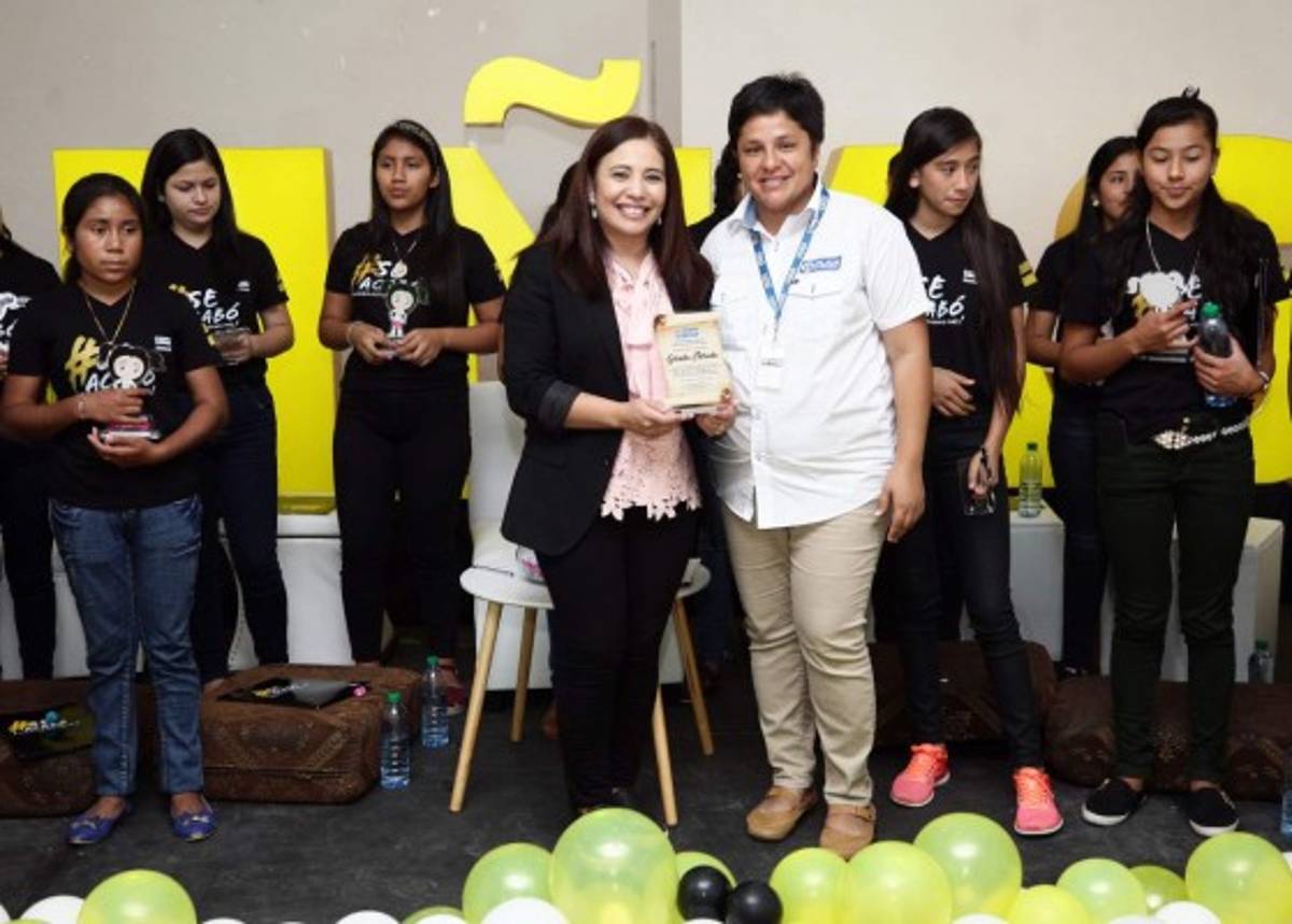 Al final de la jornada Plan International Honduras hizo una entrega de reconocimientos.