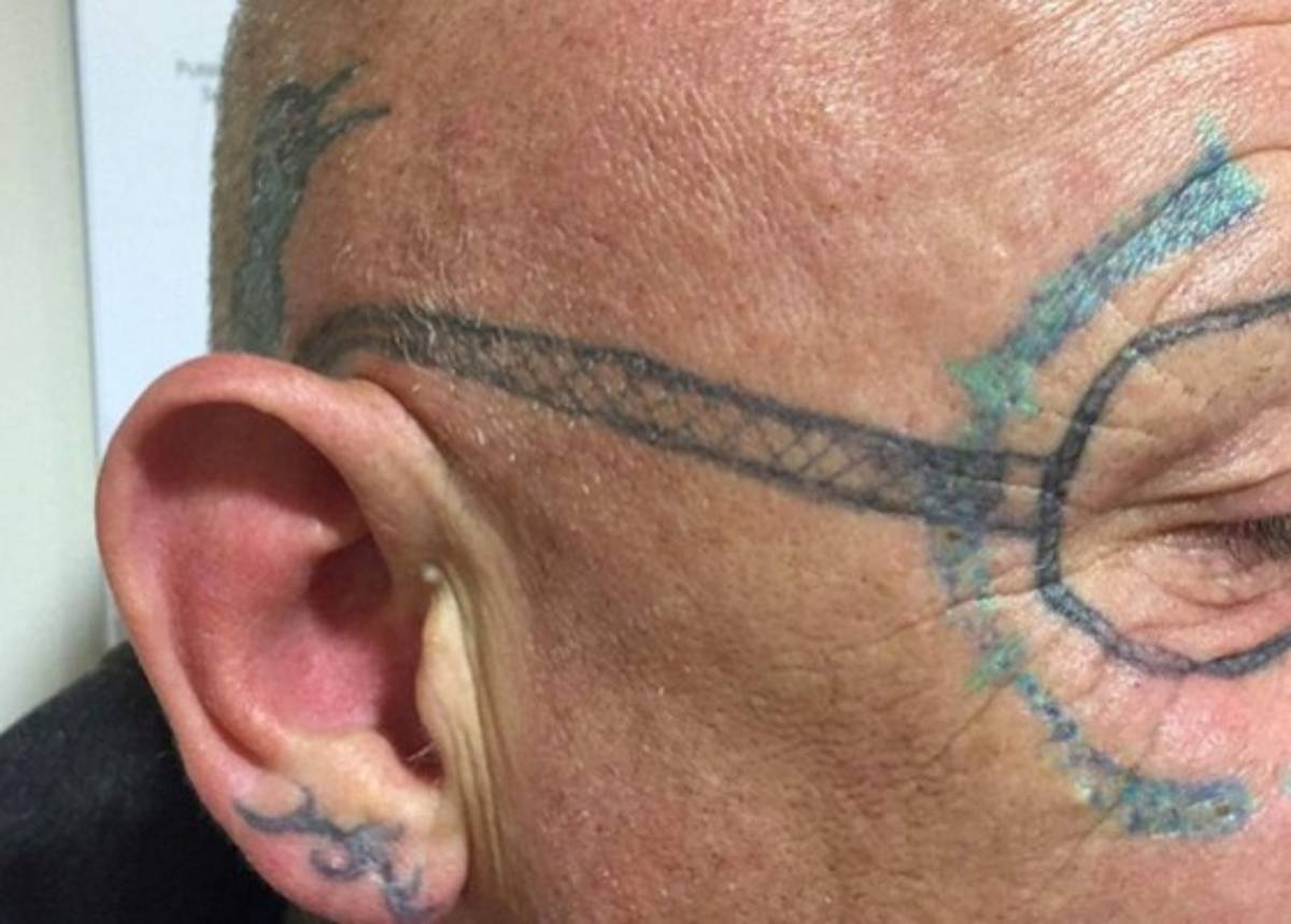 Le tatúan unos 'Ray-Ban' en la cara durante una borrachera