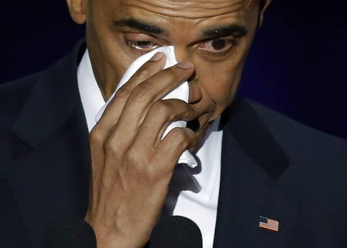 VIDEO: Obama llora al dedicar emotivas palabras a su esposa durante discurso de despedida