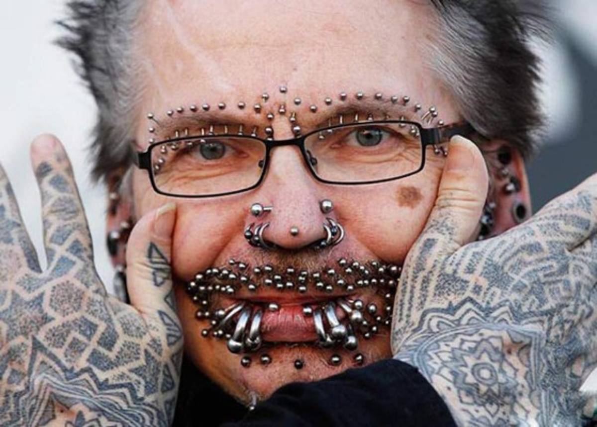 Dubái niega entrada al hombre con más piercings en el mundo