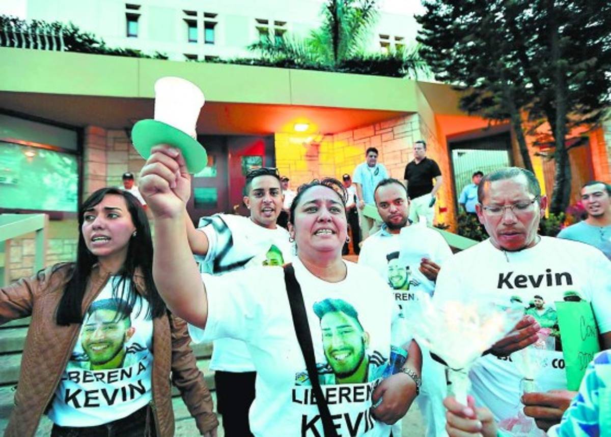 Vigilia frente a Embajada por universitario