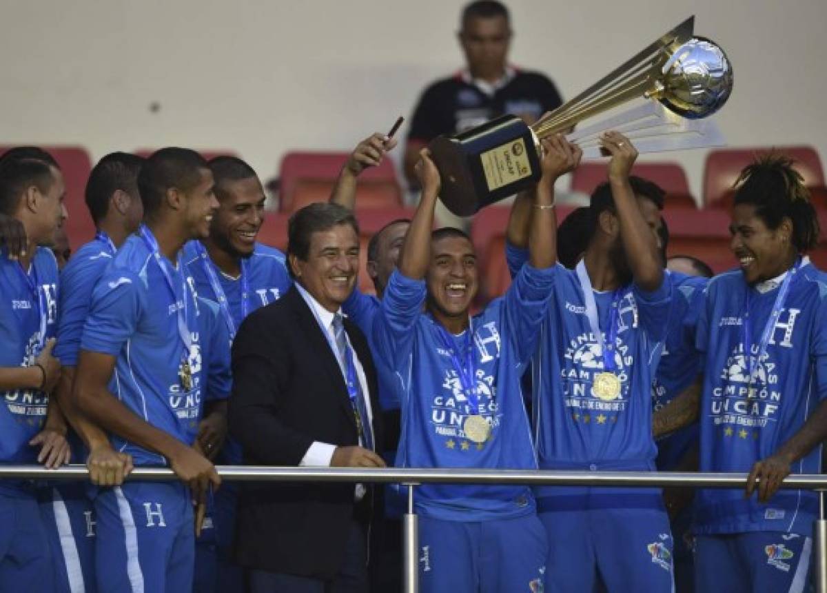 ¡Honduras recibe el trofeo de campeón de la Copa Centroamericana!