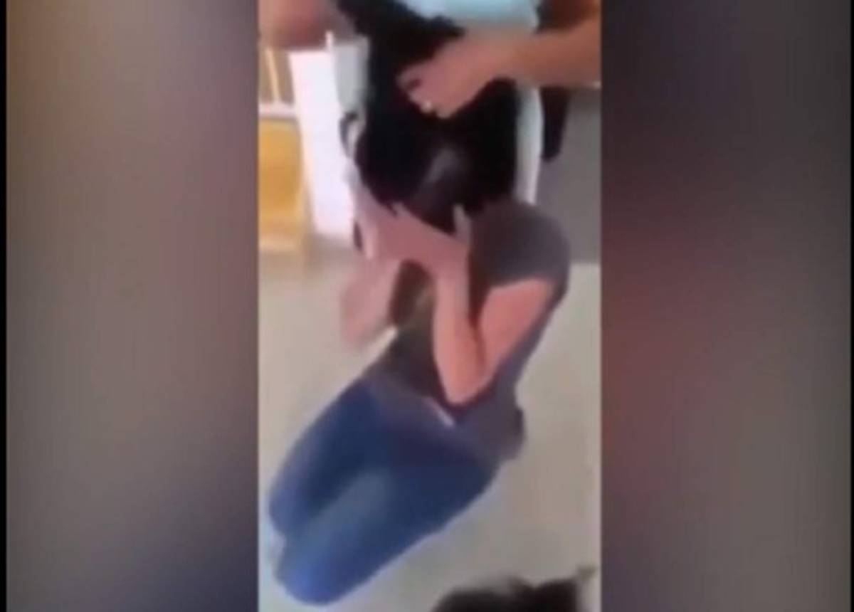 Madre le corta el pelo a su hija porque esta se burló de una niña con cáncer