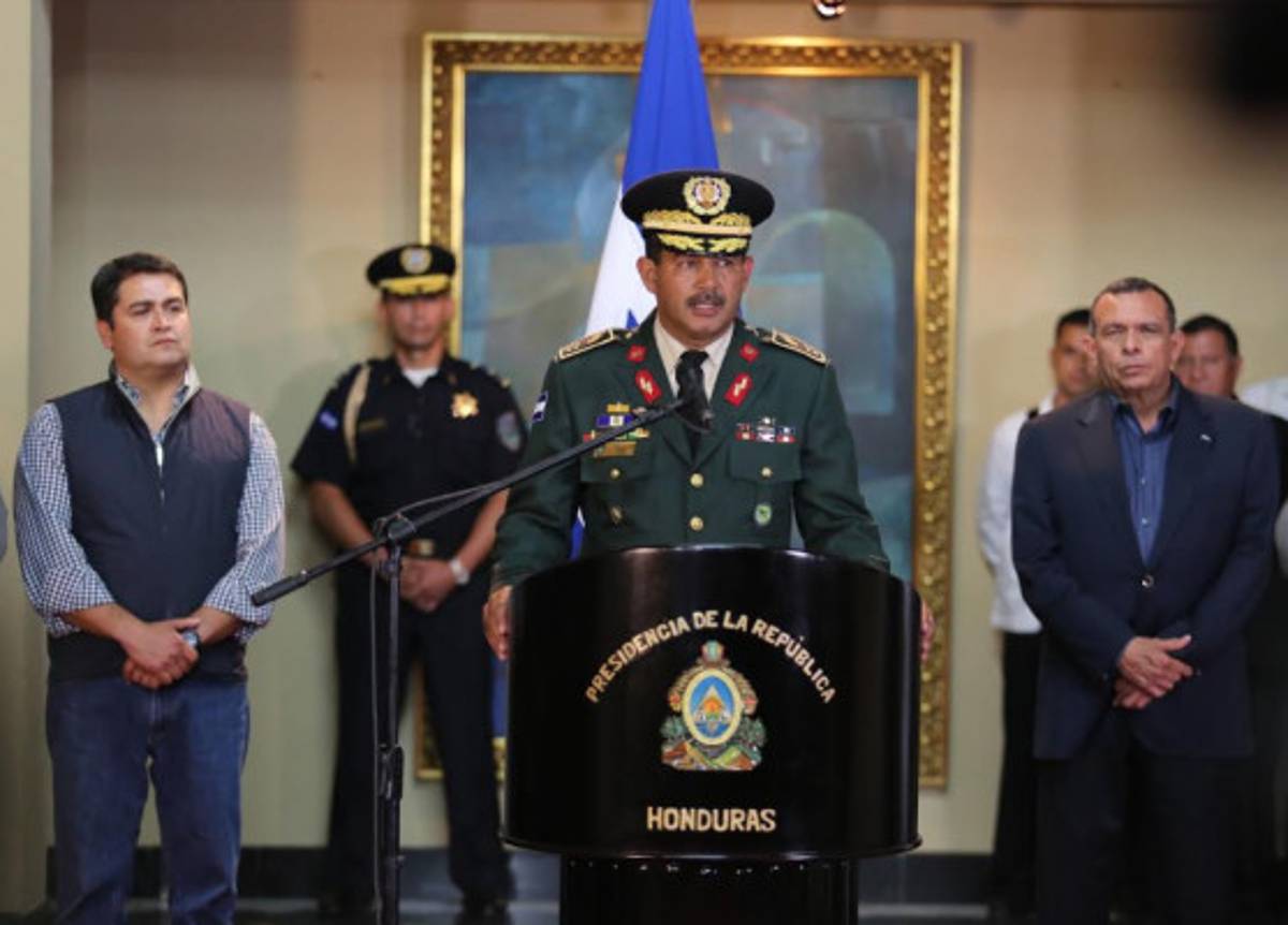 Presidente de Honduras juramenta a la nueva cúpula policial y militar