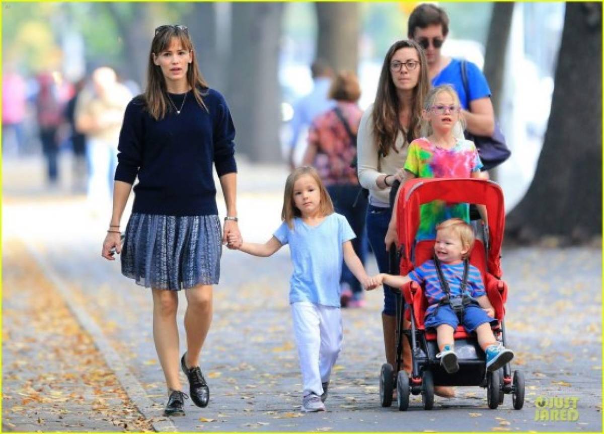 Jennifer Garner frecuenta parques con sus hijos.