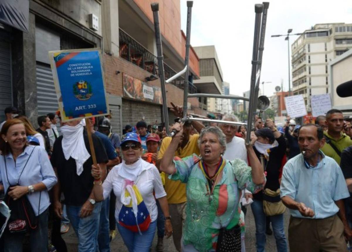 Policías dispersan gas pimienta en marcha de ancianos en Venezuela  