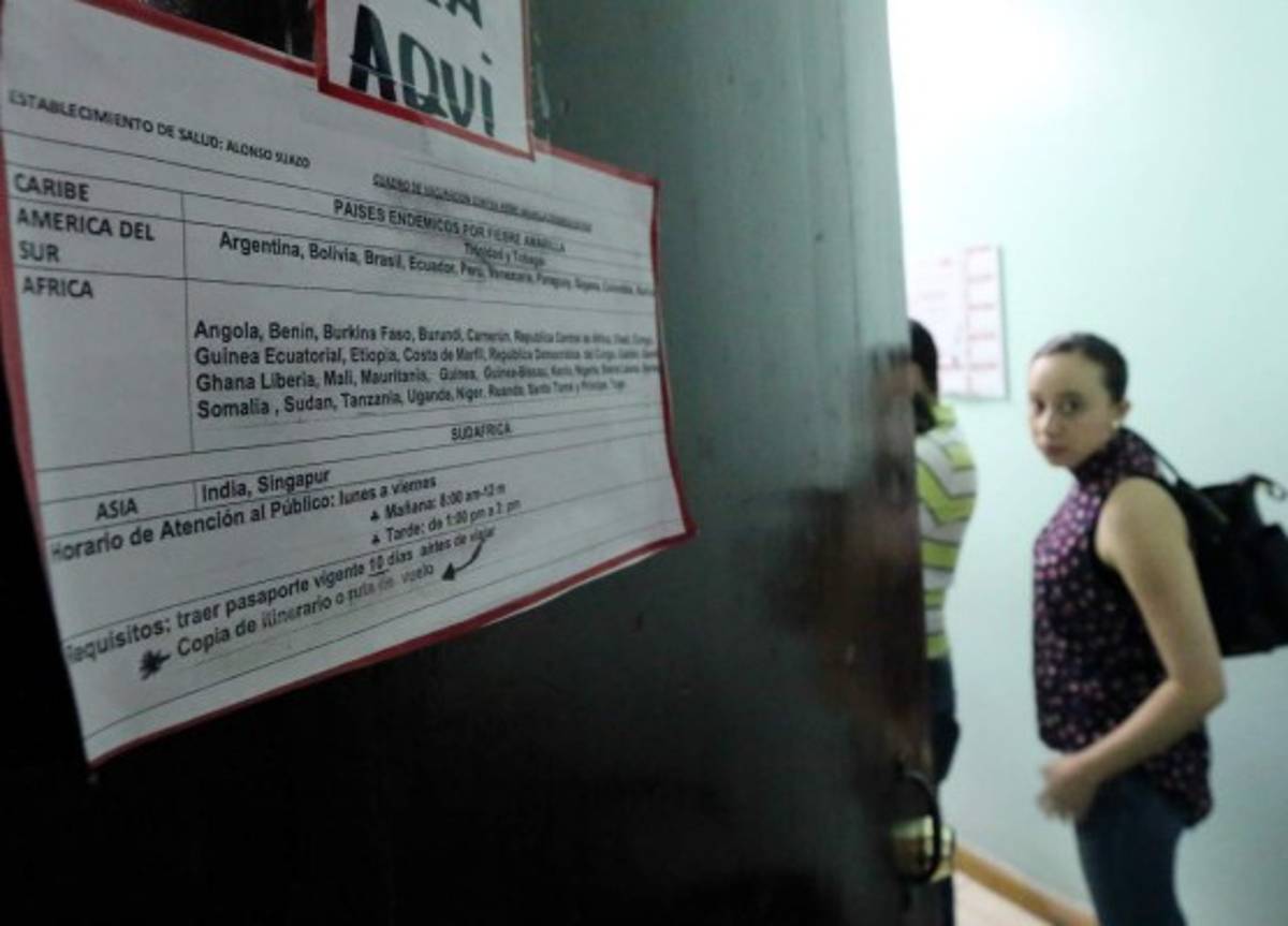 La persona que necesite vacunarse contra la enfermedad viral aguda debe presentar su pasaporte y el itinerario de vuelo para que le apliquen la dosis, tiene que ser 10 días antes de viajar. Foto Jimmy Argueta
