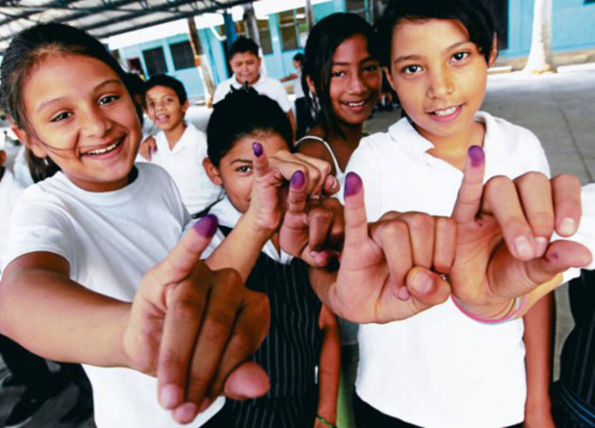 Inocencia infantil de la mano con la democracia