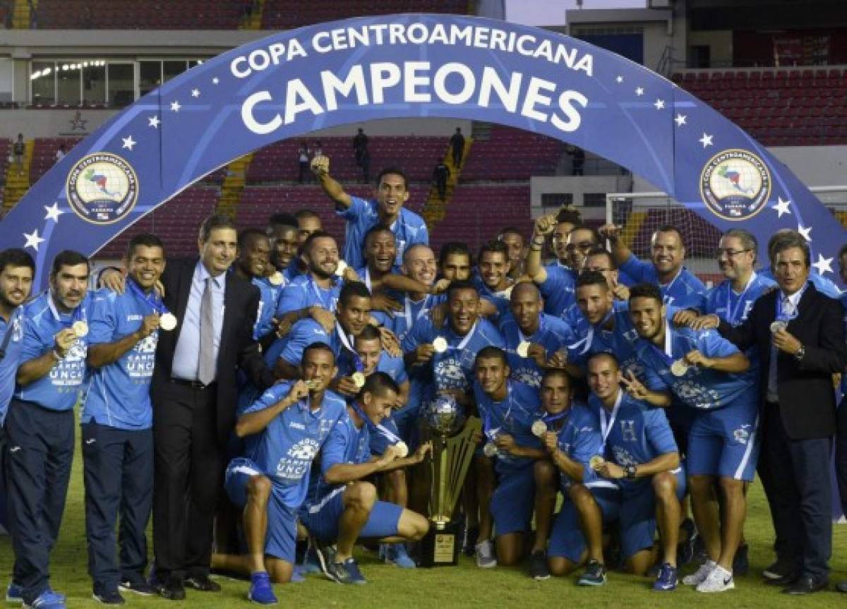 ¡Honduras recibe el trofeo de campeón de la Copa Centroamericana!