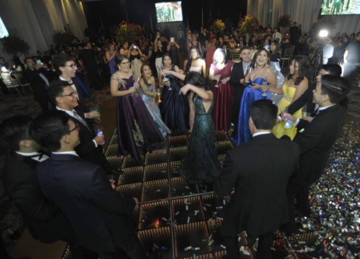 Summer Hill School despide a seniors con un ambiente lleno de glamur y alfombra roja