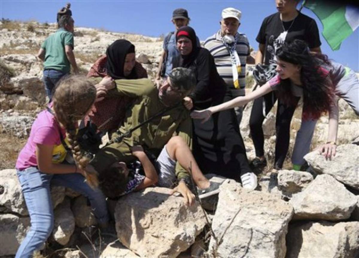 Se viraliza video de pleito de palestinas y soldado israelí